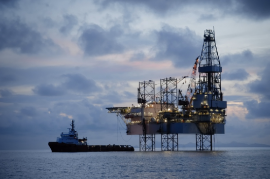 Offshoreinstallasjon med støttefartøy